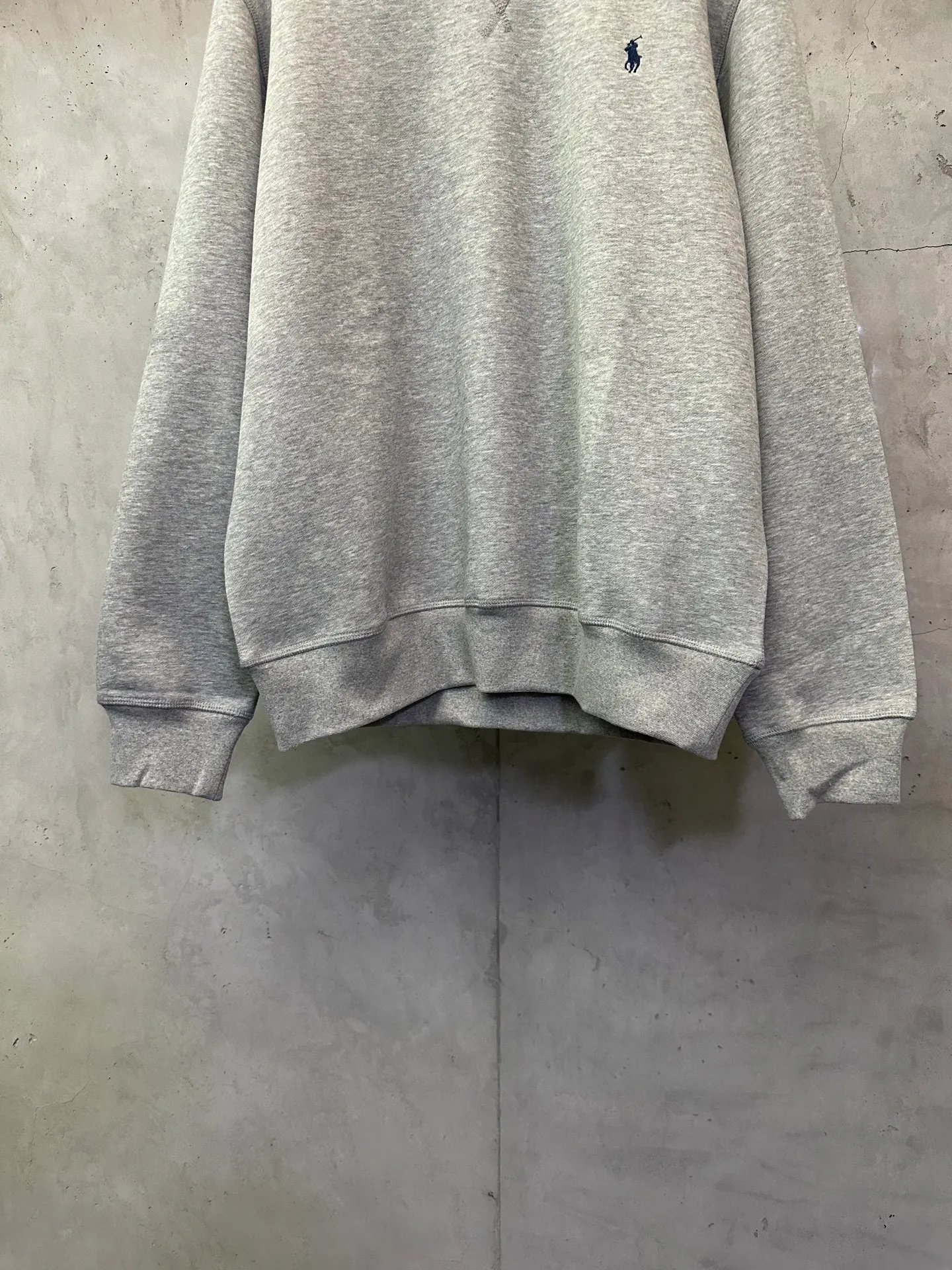 P330 Ralph Lauren logo embroidered sweatshirt. Customized cloud-like honey cotton fleece sweatshirt material. It feels delicate and comfortable against the skin. It is mainly made of deep black and is decorated with exquisite white pony logo. It is highly recognizable. Customized hardware. Thread. Accessories. Matching. Same style for men and women. -Color: Black White Blue Gray -Size: S M L XL